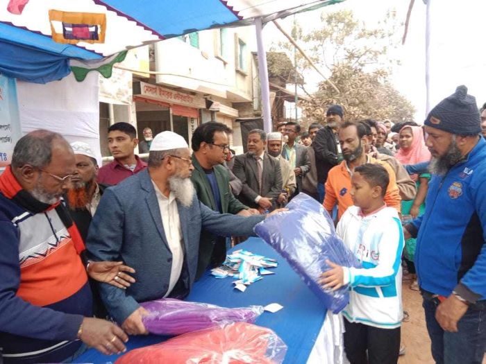 কেরানীগঞ্জে ৭০০ পরিবারের মাঝে শীতবস্ত্র বিতরণ